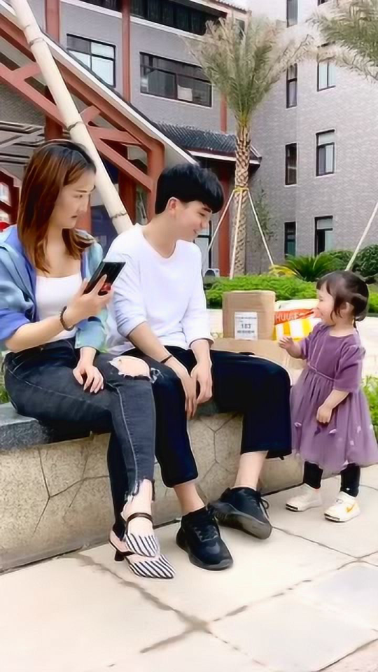 两个儿子的爸看别人家女儿满脸羡慕