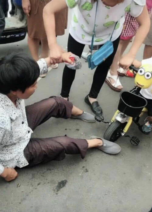 妈妈被小推车撞倒儿子心疼查看
