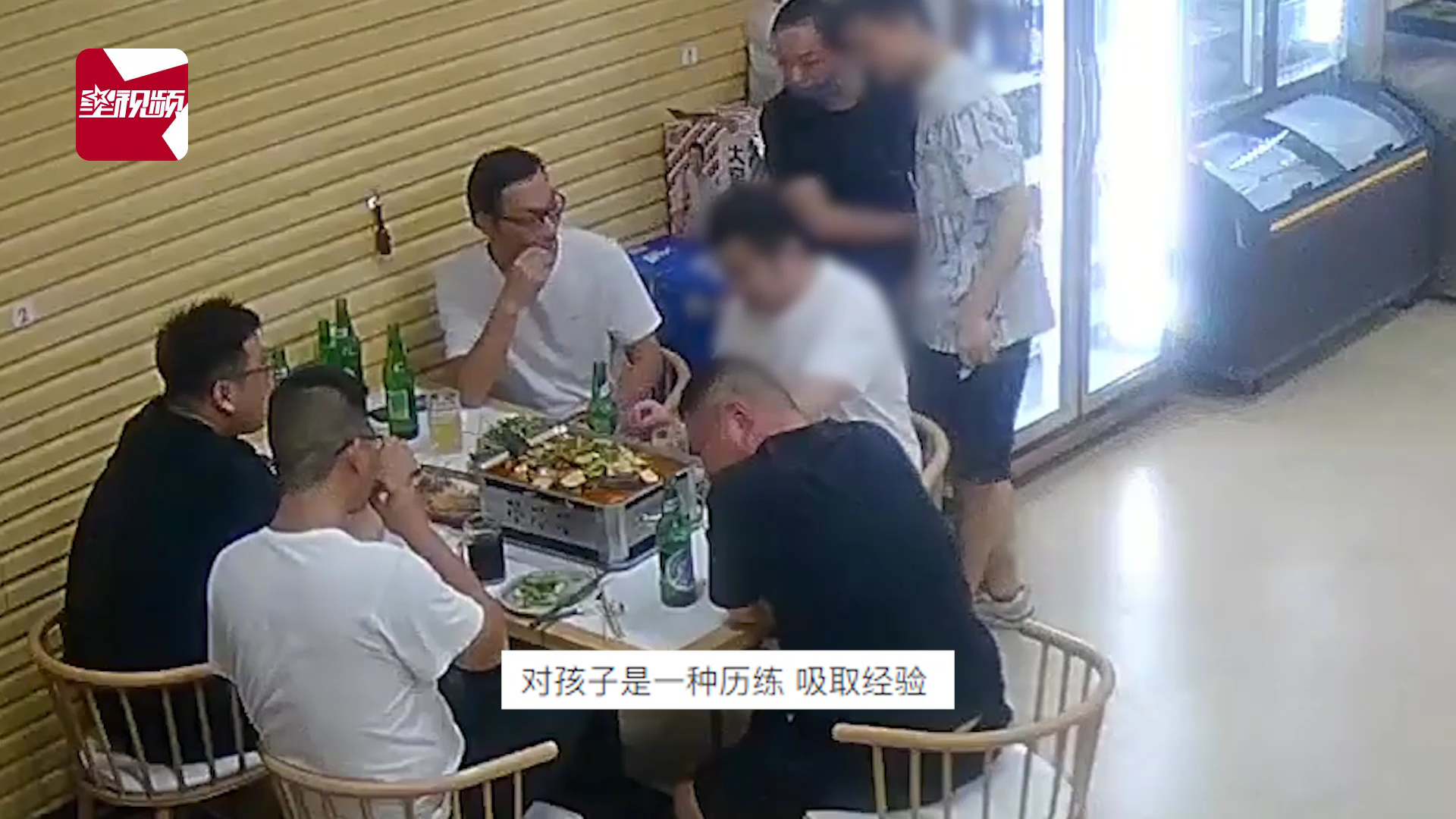 老板送菜后得知食客刚救了自己儿子