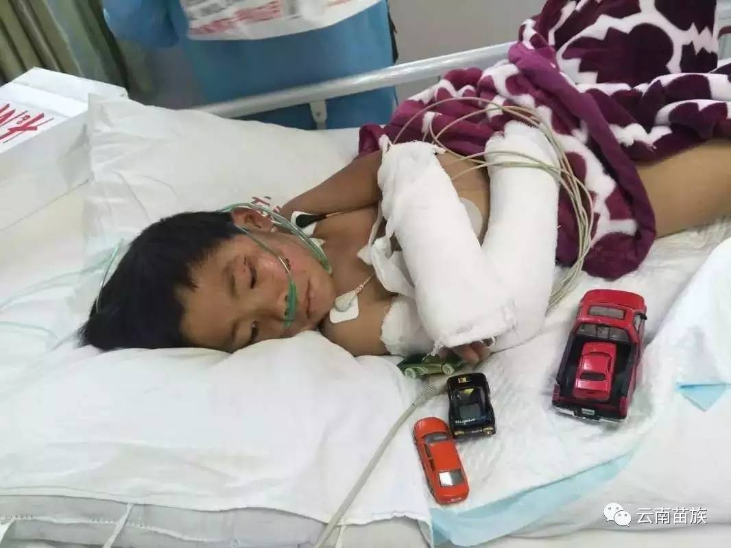 儿子出车祸 父亲去施救双双遇难