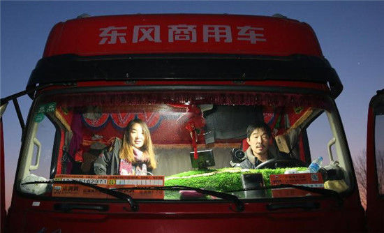 父亲为女儿庆生 把货车改造成城堡